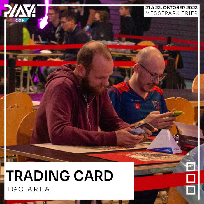 Zwei Personen spielen Karten in der Trading Card Area
