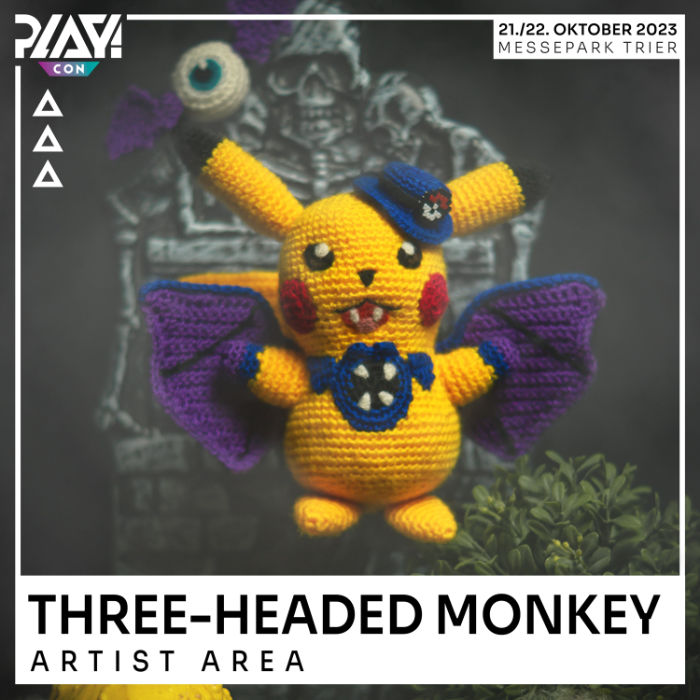Ein gehäkeltes Plüsch Pikachu im Vampir Outfit von Three Headed Monkey