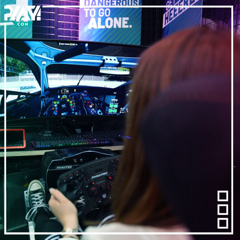 Jemand sitzt im Sim Racing Rig und fährt