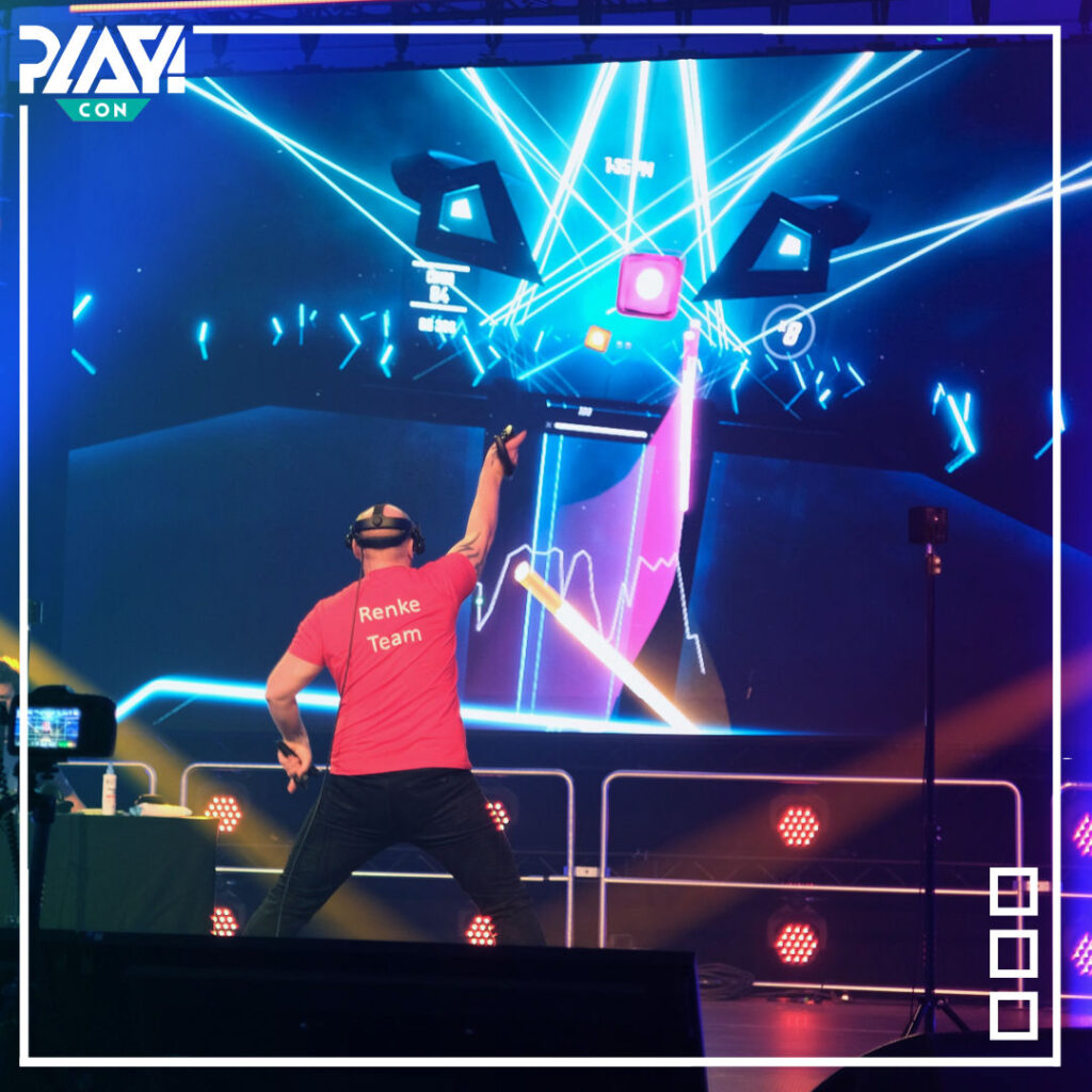 Jemand spielt auf der Bühne Beat Saber