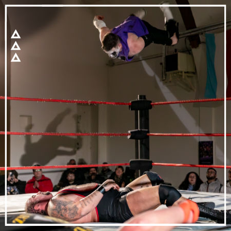 Jester performt eine Swanton vom obersten Ringseil