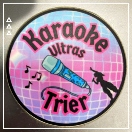Der Aufkleber der Karaoke Ultras Trier