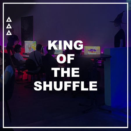 King of The Shuffle, im Hintergrund spielen Menschen am PC